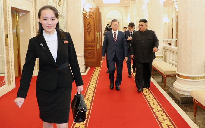 김여정(맨앞) 노동당 선전선동부 제1부부장이 9월 평양 조선노동당 중앙위원회 본부 청사에서 문재인 대통령과 김정은 국무위원장과 함께 정상회담장으로 이동하고 있다. 연합뉴스