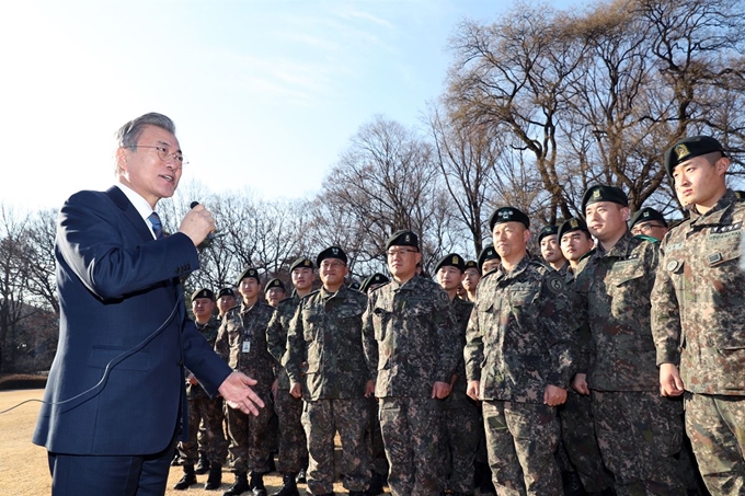 문재인 대통령이 지난 19일 오후 청와대 녹지원에서 남북 공동 유해발굴지역 지뢰 제거 및 도로 개설 작전을 수행한 화살머리고지 장병들을 격려하고 있다. 연합뉴스