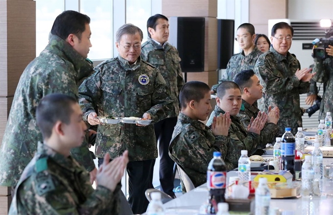 문재인 대통령이 28일 경기도 연천 육군 5사단 신병교육대대를 방문해 식판을 들고 자리로 이동하고 있다. 연천=연합뉴스