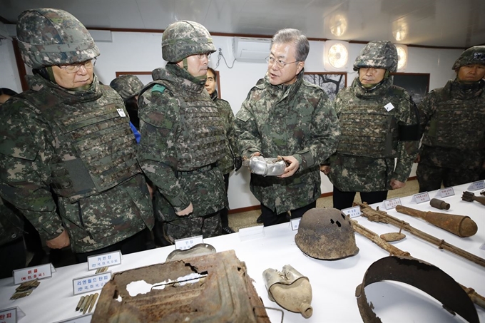 문재인 대통령이 28일 강원도 철원 화살머리고지 GP를 방문해 브리핑룸에서 유해발굴 유품 및 지뢰제거 작전용 장비를 살펴보고 있다. 철원=연합뉴스