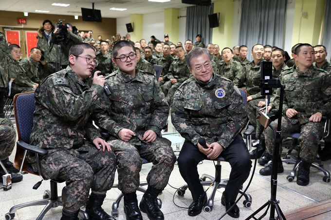 문재인 대통령이 28일 경기도 연천 육군 5사단 신병교육대대를 방문해 쌍둥이 동반입대자인 김태훈, 김태호 훈련병의 모친 및 친형과 영상통화를 하고 있다. 연합뉴스