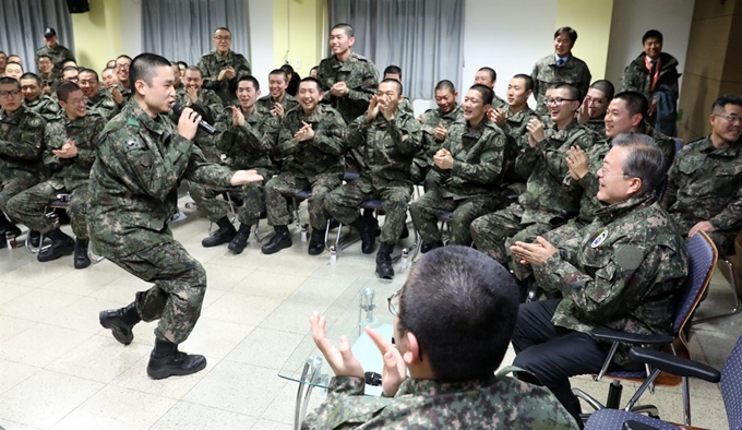 문재인 대통령이 28일 경기도 연천 육군 5사단 신병교육대대를 방문해 훈련병들의 장기자랑을 바라보고 있다. 연합뉴스