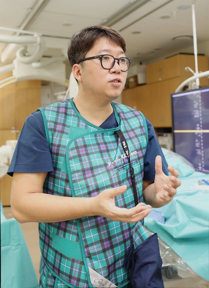 윤원기 고려대구로병원 신경외과 교수는 “뇌동맥류가 파열되면 목숨을 잃을 가능성이 30%가 넘기 때문에 뇌동맥류로 진단되면 코일색전술이나 클립결찰술 등을 빨리 시행하는 게 좋다”고 했다. 고려대구로병원 제공