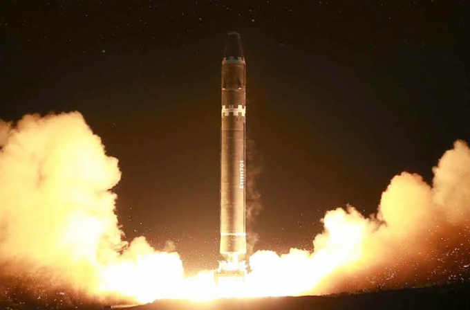 지난해 11월 29일 북한이 신형 대륙간탄도미사일(ICBM)급 ‘화성-15형’을 시험발사하는 모습. 연합뉴스 자료사진