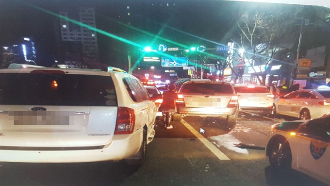 23일 새벽 울산 남구 공업탑 인근 도로에서 발생한 음주운전 사고로 주변이 교통 정체를 빚고 있다. 연합뉴스