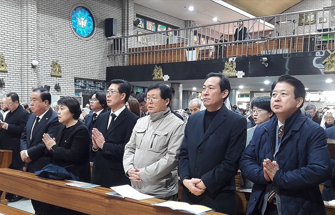 29일 오전 서울 도봉구 창동성당에서 열린 고(故) 김근태 전 의원 7주기 추모미사에서 문희상 국회의장(왼쪽) 등 참석자들이 미사를 드리고 있다. 연합뉴스