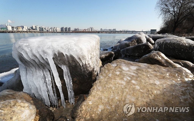 서울 지역 아침 체감온도가 영하 15도까지 내려가는 등 전국에 한파가 몰아친 지난 30일 오전 서울 여의도 지역 한강 물이 얼어있다. 연합뉴스