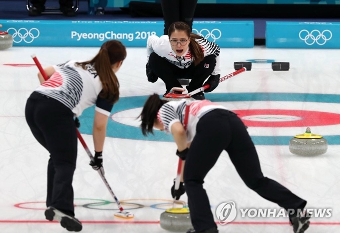 2018 평창동계올림픽 컬링 여자결승 스웨덴전에서 한국의 주장 김은정이 "영미"를 외치며 스위핑 방향을 지시하고 있다. 연합뉴스