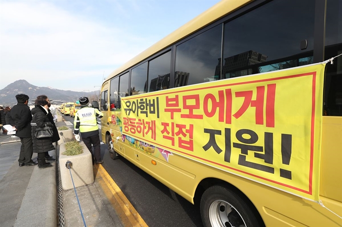 한국유치원총연합회(한유총) 회원들이 31일 오후 서울 광화문광장 주변 차도에서 '유치원법 패스트트랙' 항의 기습 시위를 개최, 줄지어 서행하는 시위 차량을 교통 경찰이 제지하고 있다. 연합뉴스