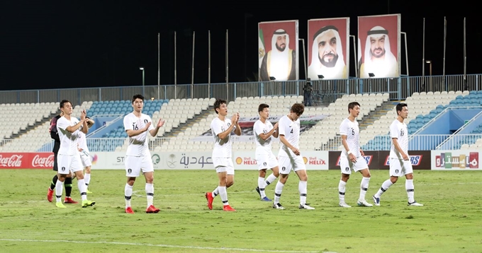 0-0으로 경기를 마친 뒤 현지 교민들에게 인사하기 위해 이동하는 선수들. 아부다비=연합뉴스