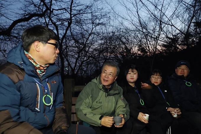 문재인 대통령이 새해 첫 날인 1일 오전 박재홍·유동운·박종훈·안상균 씨와 민세은·황현희 양 등 '2018년을 빛낸 의인' 6명과 함께 남산에서 신년맞이 해돋이 산행을 하고 있다. 청와대제공