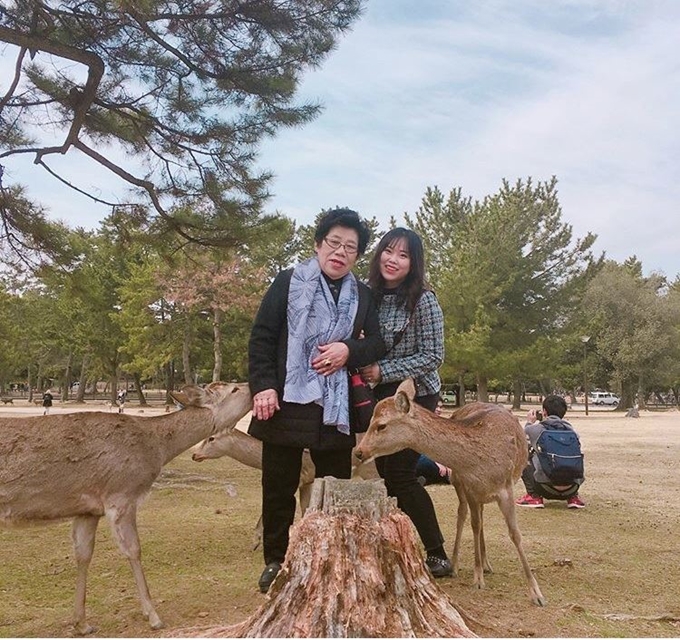 부산에 사는 직장인 박소희씨는 최근 할머니와 일본 오사카로 자유여행을 다녀왔다. 박씨는 "처음엔 부담도 됐지만, 할머니가 주변 지인들에게 자랑하는 모습을 보니 보람을 느낀다"고 말했다. 박소희씨 제공