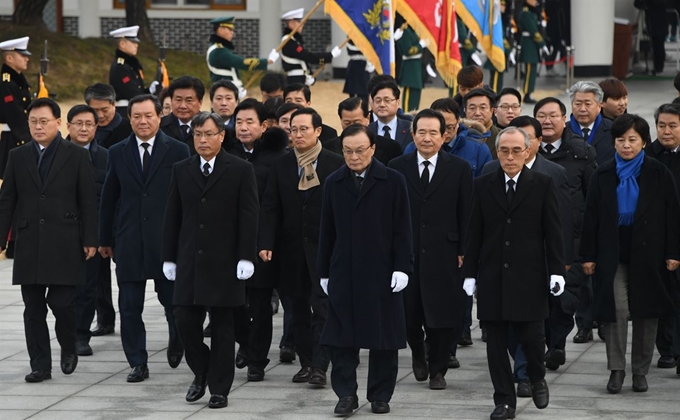 더불어민주당 이해찬 대표를 비롯한 홍영표 원내대표 등 의원들이 2019년 새해 첫날 국립 현충원을 방문, 참배를 위해 현충탑으로 향하고 있다. 오대근기자