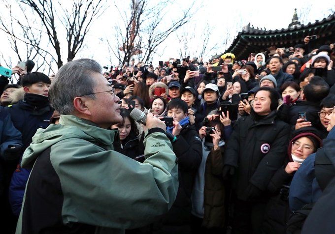 문재인 대통령이 새해 첫날인 1일 오전 서울 남산 팔각정에서 해돋이를 본 후 시민들에게 인사말을 하고 있다. 청와대 제공