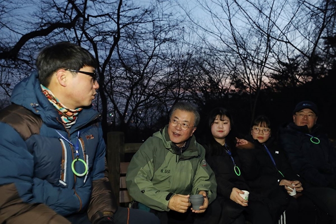 문재인 대통령이 새해 첫 날인 1일 오전 박재홍ㆍ유동운ㆍ박종훈ㆍ안상균 씨와 민세은ㆍ황현희 양 등 '2018년을 빛낸 의인' 6명과 함께 남산에서 신년맞이 해돋이 산행을 하고 있다. 청와대 제공