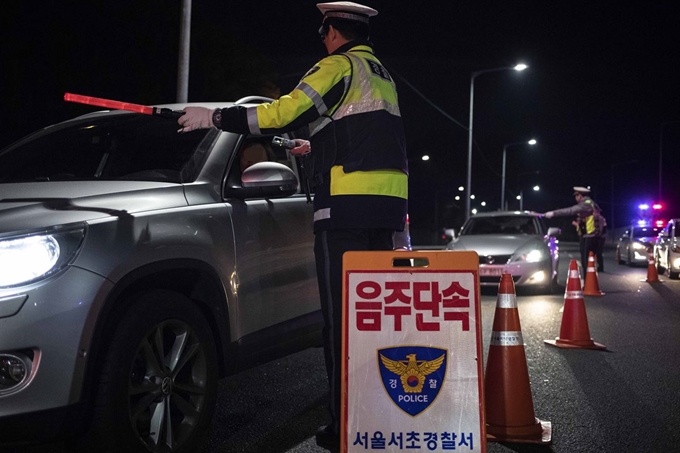 지난해 말 서울 서초IC 상행 인근에서 서초경찰서 경찰들이 음주운전 단속을 하고 있다. 연합뉴스