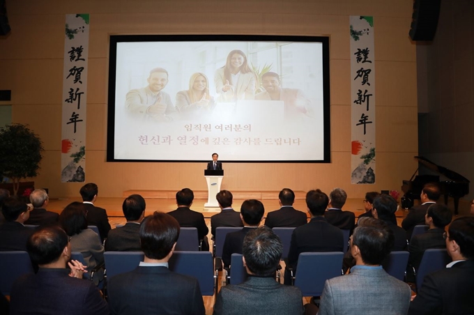 2일 경기 수원시 삼성디지털시티에서 열린 삼성전자 시무식에서 김기남 대표이사 부회장이 신년사를 발표하고 있다. 삼성전자 제공