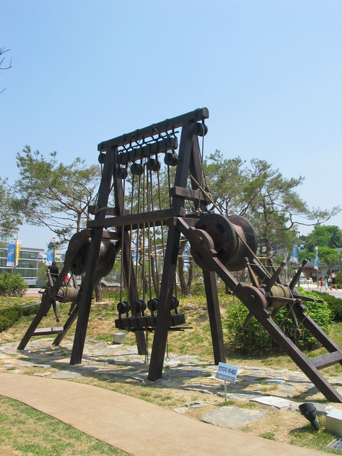 수원화성박물관 앞에 설치된 기중가. 다산의 창의적 설계가 돋보인다. 한국일보 자료사진