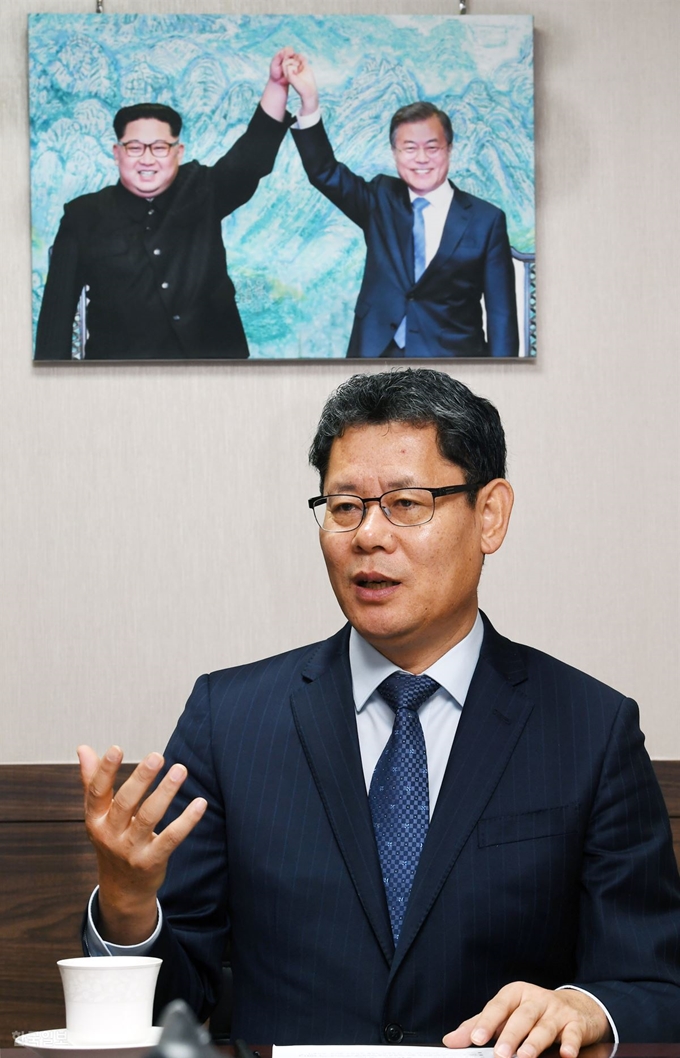 [저작권 한국일보] 김연철 통일연구원장이 지난달 19일 서울 서초구 통일연구원에서 본보와 인터뷰하고 있다. 신상순 선임기자