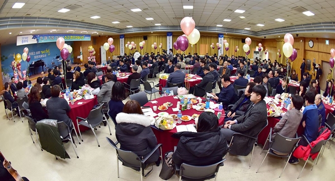 31일 열린 제천시청 종무식은 다과회 겸 작은 음악회로 진행됐다. 제천시 제공