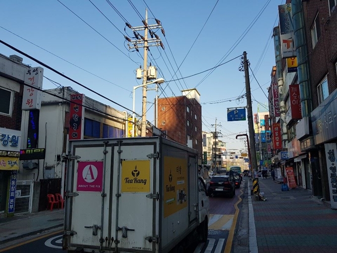 그림 1경기 남양주 다산신도시에서 서울 강남권으로 가는 주요 도로인 도농사거리∼빙그레 공장 구간 일부가 4차로에서 2차로로 줄어들어 출퇴근 시간대 극심한 차량 정체가 빚어지고 있다. 이종구 기자