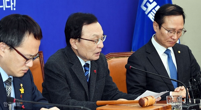 이해찬 더불어민주당 대표가 2019년 업무개시일인 2일 국회에서 열린 최고위원회의에서 모두 발언을 하고 있다. 배우한 기자