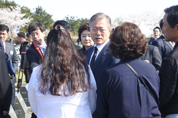 [저작권 한국일보]지난해 4월 3일 문재인 대통령이 제주4ㆍ3평화공원에서 진행된 4ㆍ3 70주년 추념식에 참석해 유족들을 위로하고 있다. 김영헌 기자.