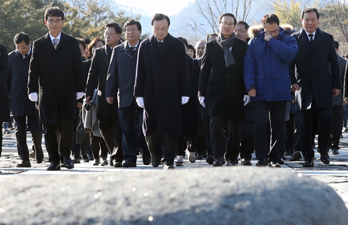 더불어민주당 이해찬 대표, 홍영표 원내대표, 유시민 노무현재단 이사 등이 기해년 첫날인 1일 오후 경남 김해시 봉하마을 노무현 전 대통령 묘역을 참배하고 있다. 연합뉴스