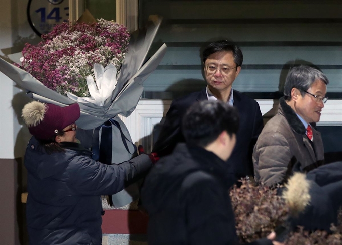 박근혜 정부의 '국정농단' 묵인 혐의와 국가정보원을 통한 불법사찰 혐의로 각각 기소돼 재판 중인 우병우 전 청와대 민정수석이 3일 오전 구속기한 만료로 석방돼 경기도 의왕 서울구치소를 나서며 한 지지자로부터 꽃다발을 받고 있다. 우 전 수석이 풀려나는 건 2017년 12월 15일 불법사찰 사건으로 구속된 이래 384일 만이다. 연합뉴스