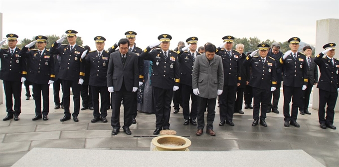 지난 2일 오후 제주4ㆍ3평화공원 위령제단에서 제주경찰청 이상철 청장과 간부들이 참배하고 있다. 제주4ㆍ3평화재단 제공.