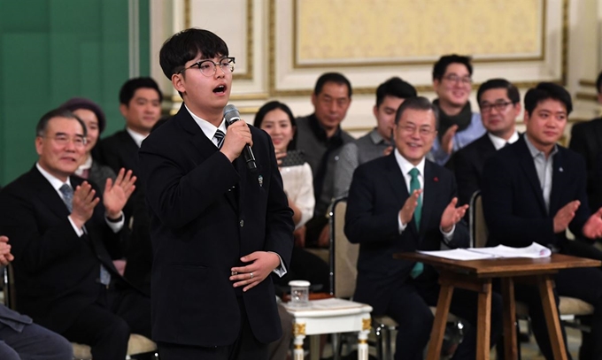 27일 청와대 영빈관에서 열린 농업인 초청 간담회에서 중학생 농부 한태웅 군이 '흙에 살리라' 노래를 부르고 있다. 청와대사진기자단