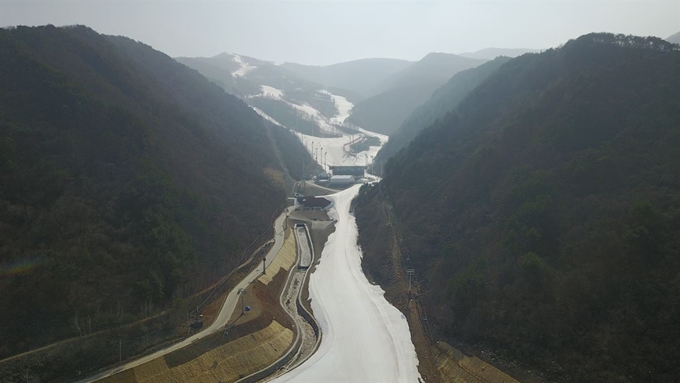 산림청이 2018평창동계올림픽 활강경기장으로 사용된 강원 정선 가리왕산 스키장의 전면복원을 통보했지만 강원도 등이 곤돌라와 관리도로의 존치 입장을 고수하고 있어 갈등이 지속될 전망이다. 사진은 가리왕산 활강경기장 전경. 산림청 제공