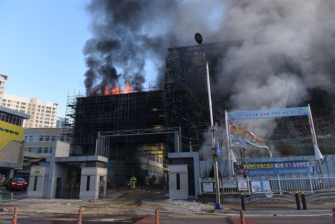 3일 오전 9시 32분께 충남 천안시 차암동 차암초등학교 신축공사장에서 검은 연기와 불꽃이 치솟고 있다.