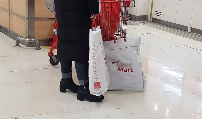 서울 중구 한 대형마트에서 외국인 관광객이 마트에서 제공해 준 비닐봉투를 손에 들고 있다. 이순지 기자