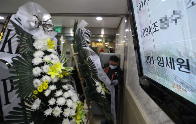 외래 진료환자가 휘두른 흉기에 숨진 고(故) 임세원 강북삼성병원 정신건강의학과 교수의 빈소가 2일 서울 종로구 새문안로 서울적십자병원 장례식장에 마련됐다. 이날 고인을 추모하는 근조화환이 장례식장으로 들어가고 있다. 연합뉴스