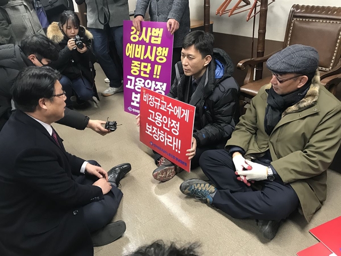 3일 한국비정규교수노동조합 영남대분회 노조원들이 기자회견 후 총장실을 찾아 대외협력처장과 면담을 나누고 있다. 총장은 이날 외부 행사 관계로 자리를 비워 임금협상 학교측 대표를 맞은 대외협력처장이 대신했다. 윤희정기자 yooni@hankookibo.com