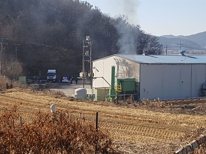 경북 구미시 도개면 한 톱밥공장에 불이나 진화작업을 벌이고 있다. 구미시 제공