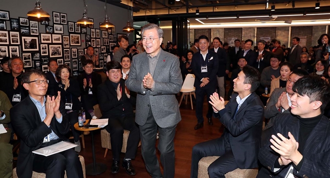 문대통령, 스타트업 기업 방문3일 오후 문재인 대통령은 새해 첫 경제 일정으로 서울 중구 소재 메이커 스페이스를 방문해 시제품 제작과정을 체험하고, 젊은 제조스타트업 기업가들을 격려하고 있다. 청와대사진기자단