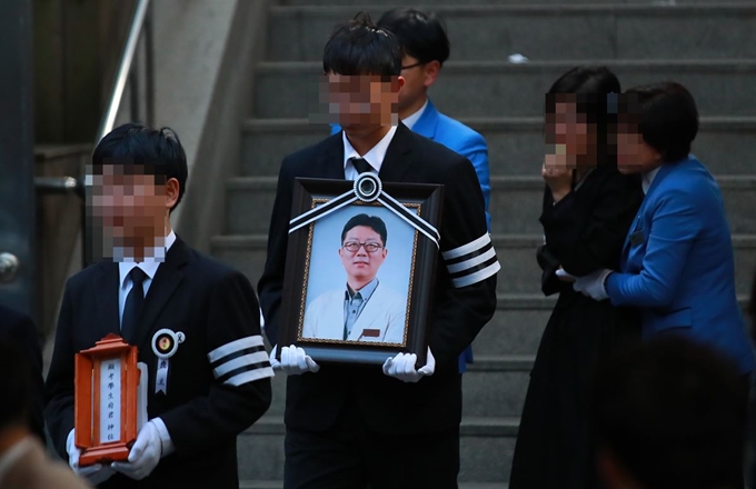 진료 중 환자가 휘두른 흉기에 찔려 유명을 달리한 고(故) 임세원 강북삼성병원 정신건강의학과 교수의 발인식이 엄수된 4일 오전 임 교수의 영정이 서울 종로구 서울직십자병원 장례식장을 떠나고 있다. 연합뉴스