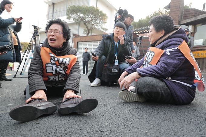 오월을 사랑하는 모임 소속 회원들이 4일 오후 서울 서대문구 전두환 전 대통령 자택 앞에서 '내 남편 전두환은 민주주의 아버지' 발언 규탄 기자회견에서 바닥에 주저앉아 오열하고 있다. 뉴스1