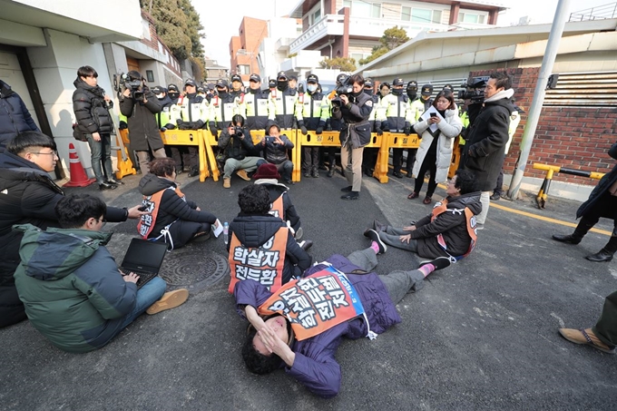 오월을 사랑하는 모임 소속 회원들이 4일 오후 서울 서대문구 전두환 전 대통령 자택 앞에서 '내 남편 전두환은 민주주의 아버지' 발언 규탄 기자회견에서 바닥에 드러누워 오열하고 있다. 뉴스1