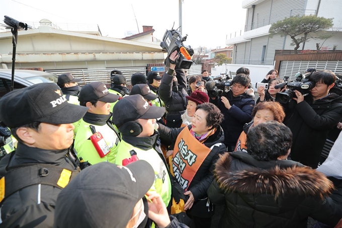 오월을 사랑하는 모임 소속 회원들이 4일 오후 서울 서대문구 전두환 전 대통령 자택 앞에서 '내 남편 전두환은 민주주의 아버지' 발언 규탄 기자회견을 하고 있다. 뉴스1