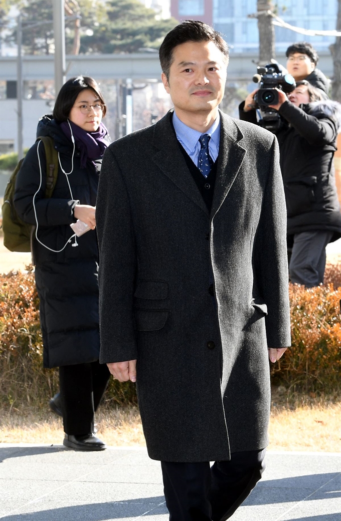 청와대의 민간인 사찰 의혹 및 비위 첩보 묵살을 주장하고 있는 김태우 검찰 수사관이 3일 오후 참고인 신분으로 조사를 받기 위해 송파구 서울동부지검에 들어서고 있다. 고영권 기자