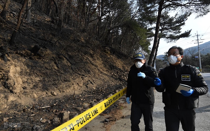 지난 1일 강원도 양양군 서면 송천리에서 발생한 산불에 대한 관계기관 합동감식이 진행된 4일 오전 감식요원들이 발화점을 살펴보고 있다. 양양=서재훈 기자