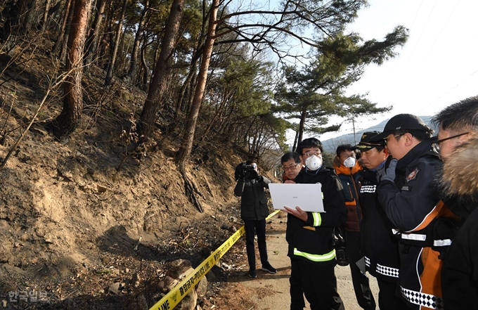 지난 1일 강원도 양양군 서면 송천리에서 발생한 산불에 대한 관계기관 합동감식이 진행된 4일 오전 감식요원들이 발화점을 살펴보고 있다. 양양=서재훈 기자