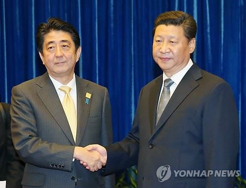 시진핑(오른쪽) 중국 국가주석과 아베 신조 일본 총리. 연합뉴스