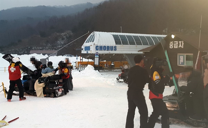 5일 오전 6시 57분께 전북 무주군 덕유산리조트 스키장 리프트가 고장 나 리조트 관계자와 소방당국이 탑승객을 구조하고 있다. 전북경찰청 제공