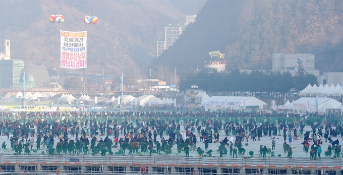 2019 화천산천어축제 개막일인 5일 오전 강원 화천군 화천천 축제장 일원에서 관광객들이 얼음낚시를 즐기고 있다. 연합뉴스