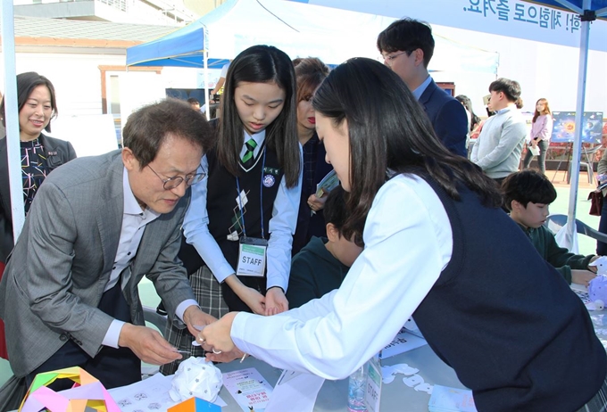 조희연 서울시교육감이 지난해 10월 서울 광진청소년수련관에서 열린 ‘광진혁신교육 온마을 페스티벌’에 참석해 학생들이 만든 체험 부스를 둘러보고 있다. 연합뉴스