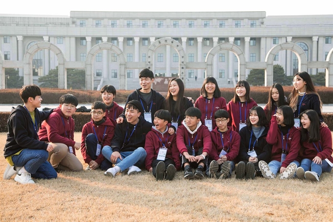 지난 4일 경기 용인시 경희대 국제캠퍼스 내 사색의 광장에서 2019 삼성드림클래스 겨울캠프에 참가한 중학생과 대학생 멘토들이 이야기 나누고 있다. 삼성전자 제공